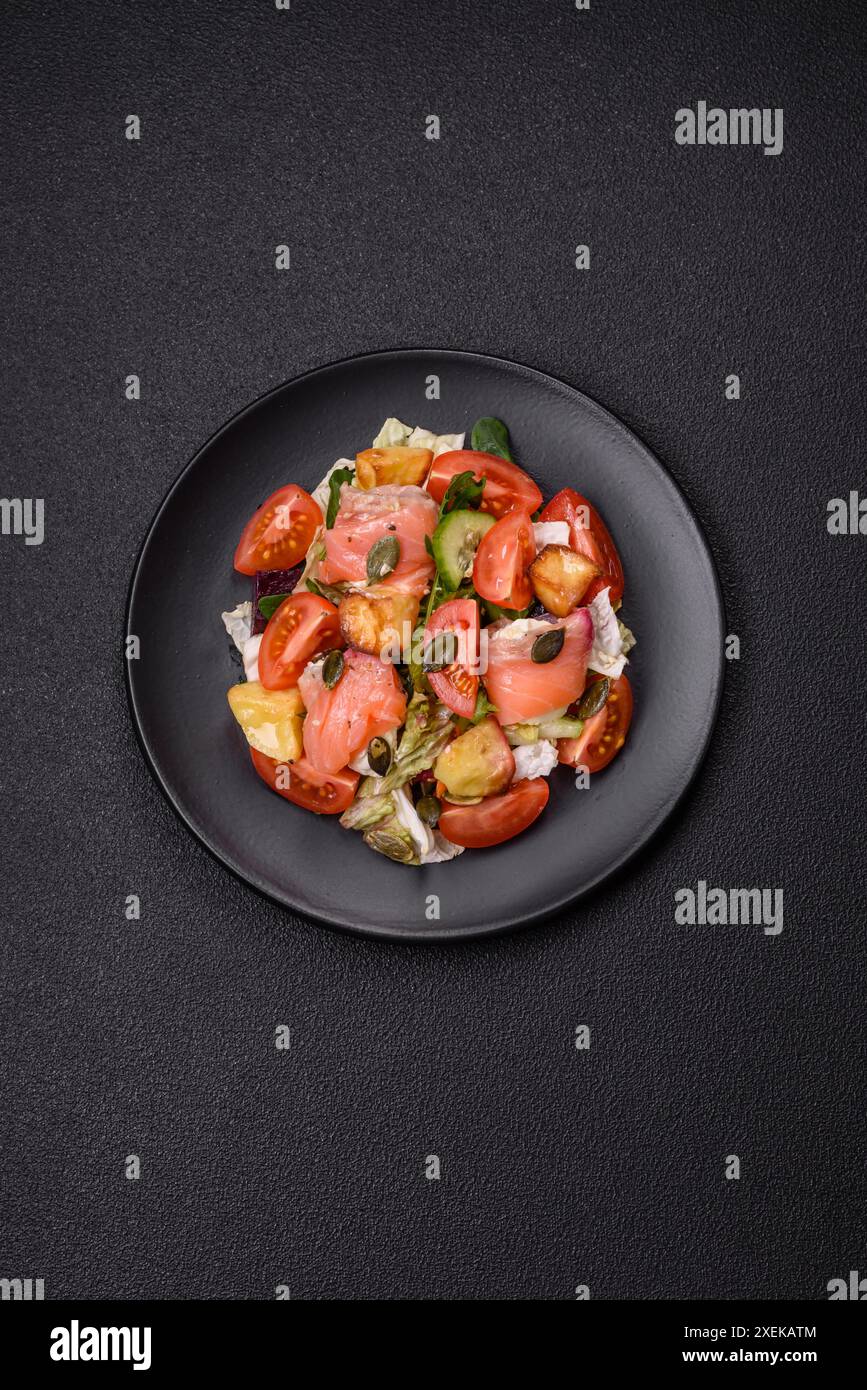 Deliziosa insalata succosa con salmone Foto Stock