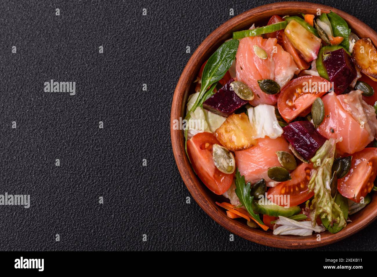 Deliziosa insalata succosa con salmone Foto Stock