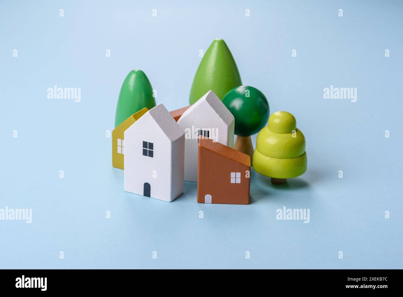 Una piccola casa di legno e chiavi come idea per investire nella propria casa Foto Stock