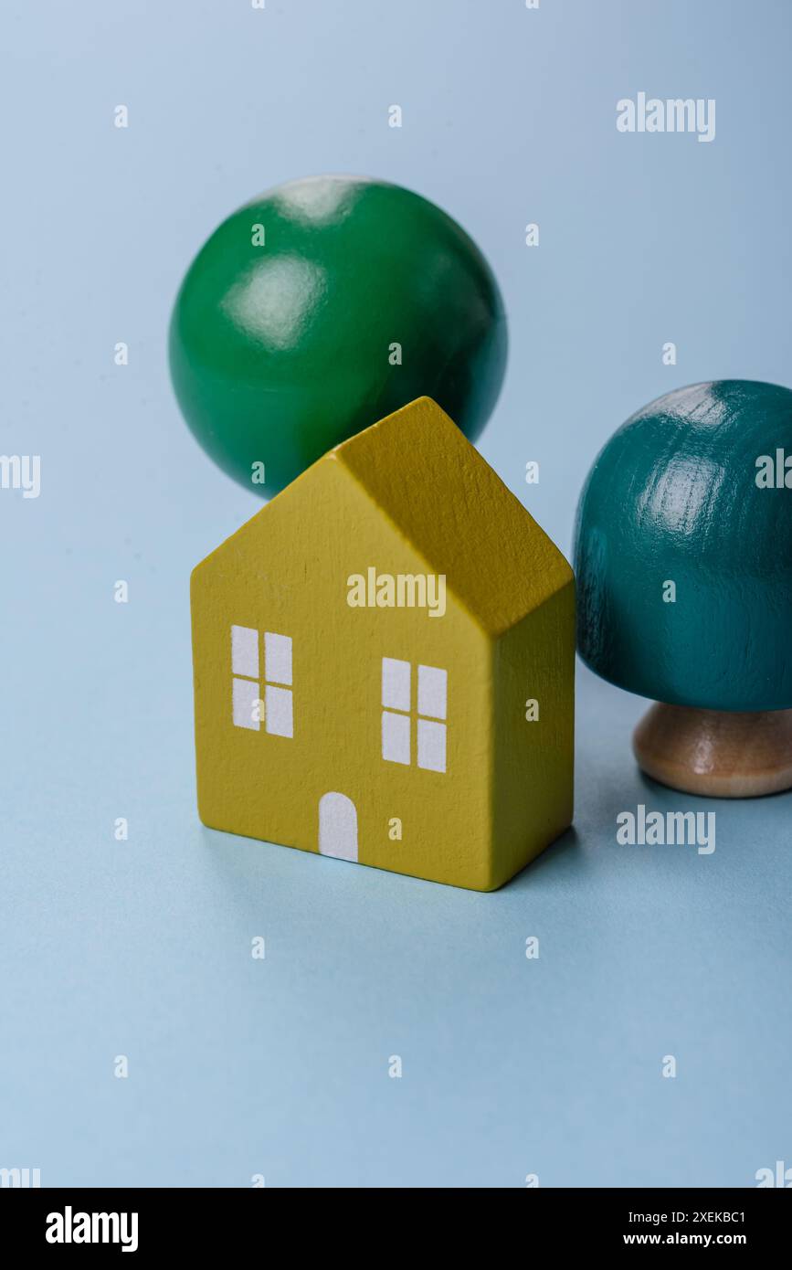 Una piccola casa di legno e chiavi come idea per investire nella propria casa Foto Stock
