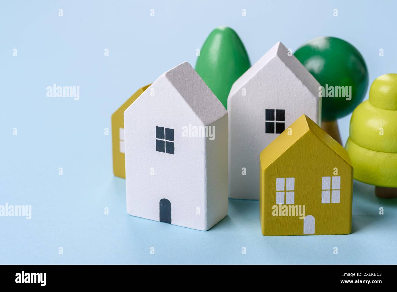 Una piccola casa di legno e chiavi come idea per investire nella propria casa Foto Stock