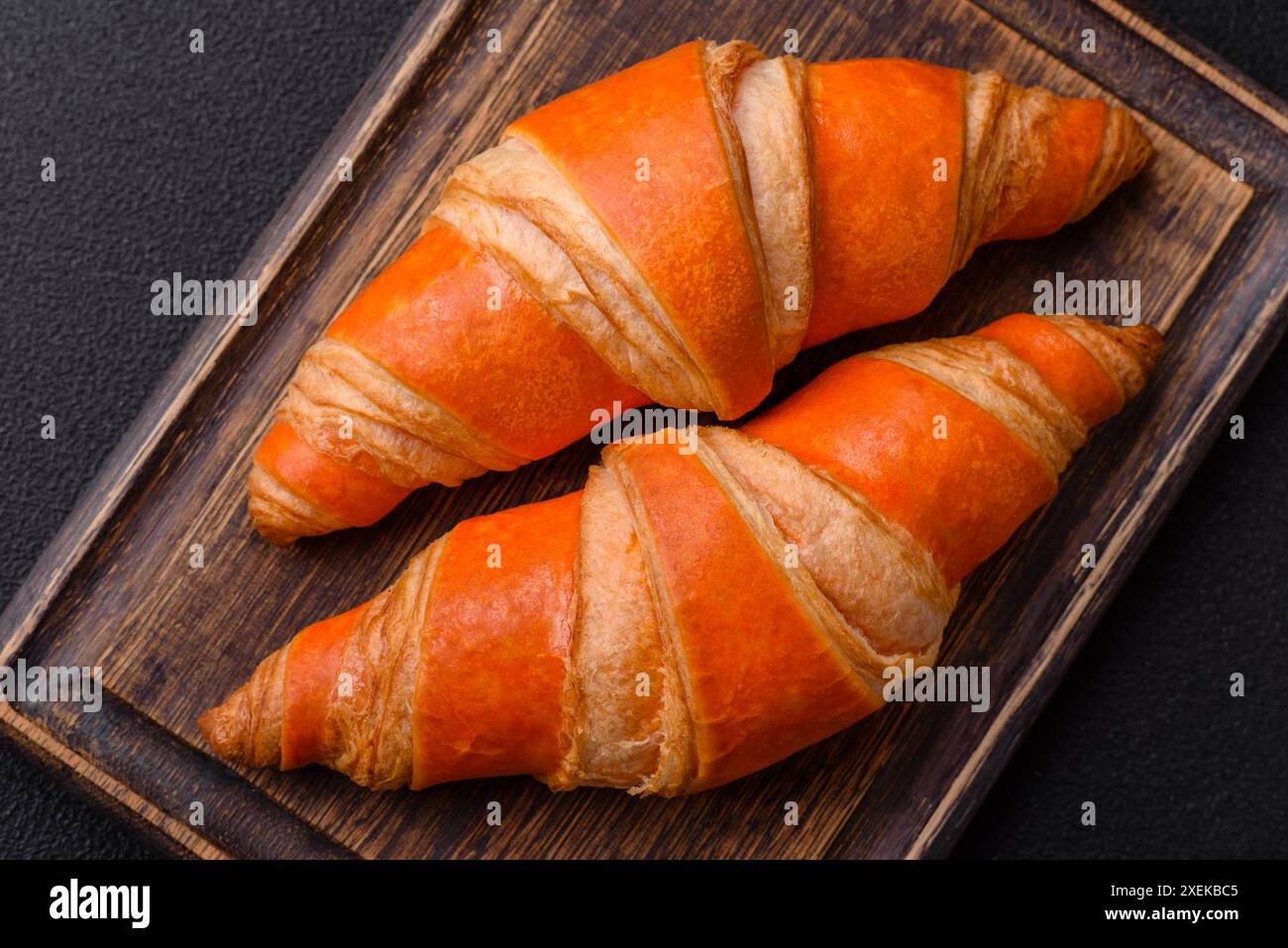 Deliziosi croissant francesi freschi e croccanti con ripieno dolce Foto Stock