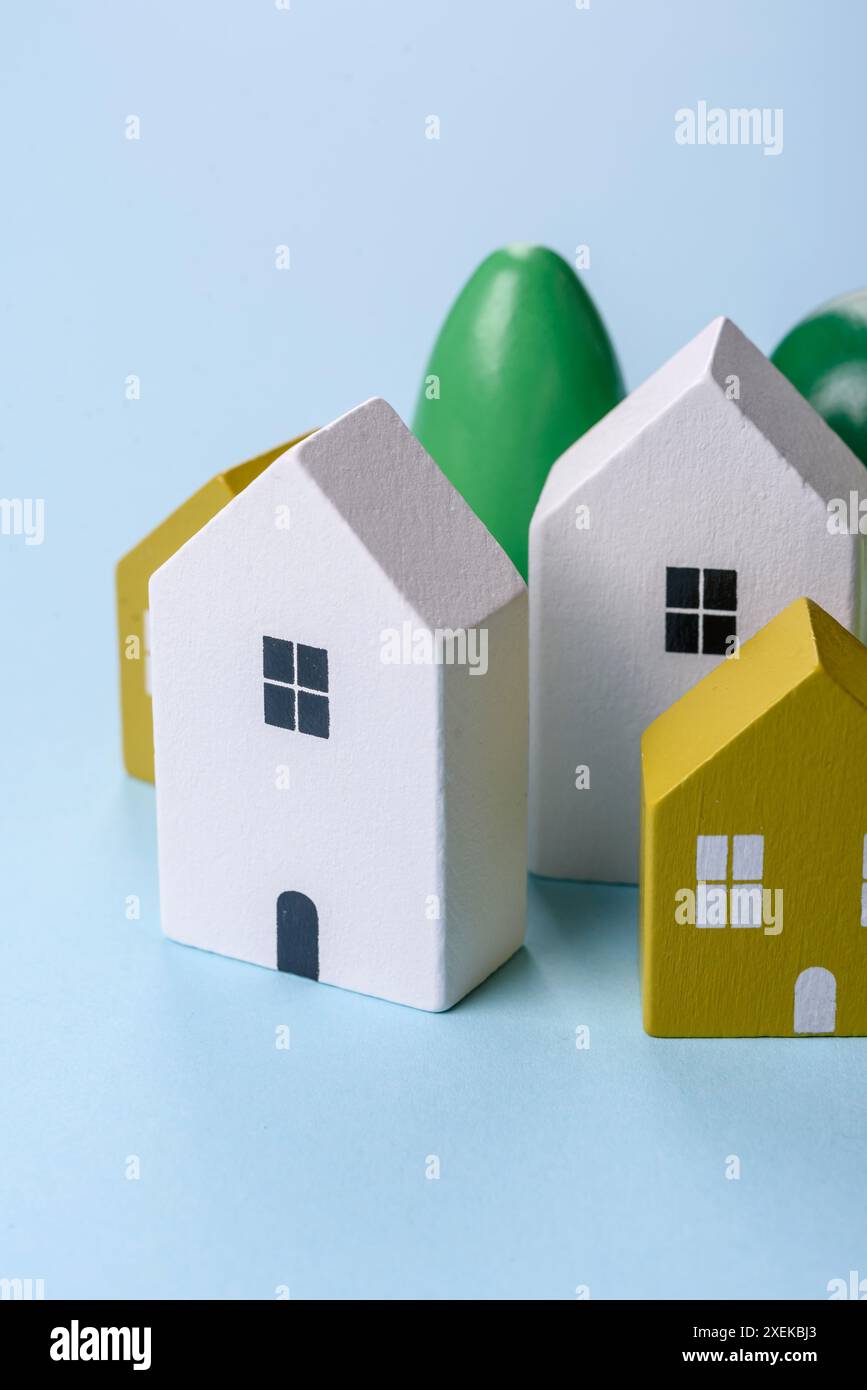 Una piccola casa di legno e chiavi come idea per investire nella propria casa Foto Stock