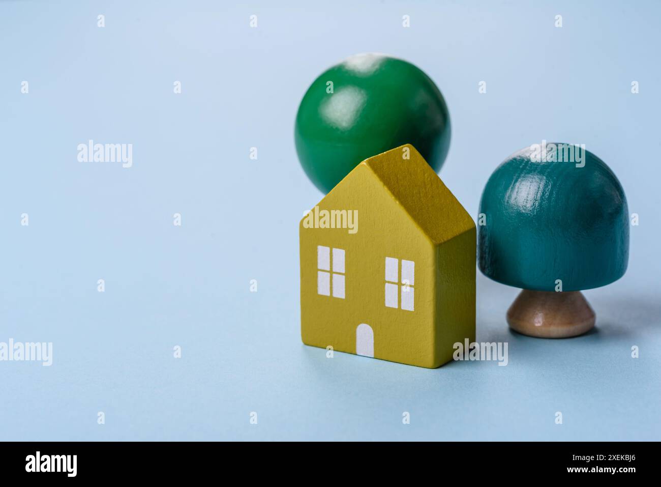 Una piccola casa di legno e chiavi come idea per investire nella propria casa Foto Stock