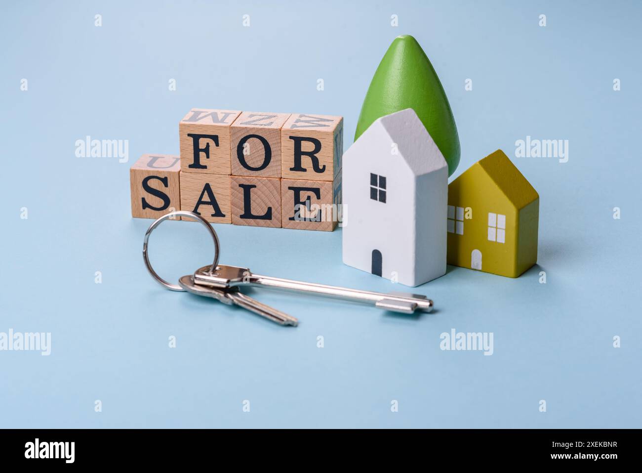 Una piccola casa di legno e chiavi come idea per investire nella propria casa Foto Stock