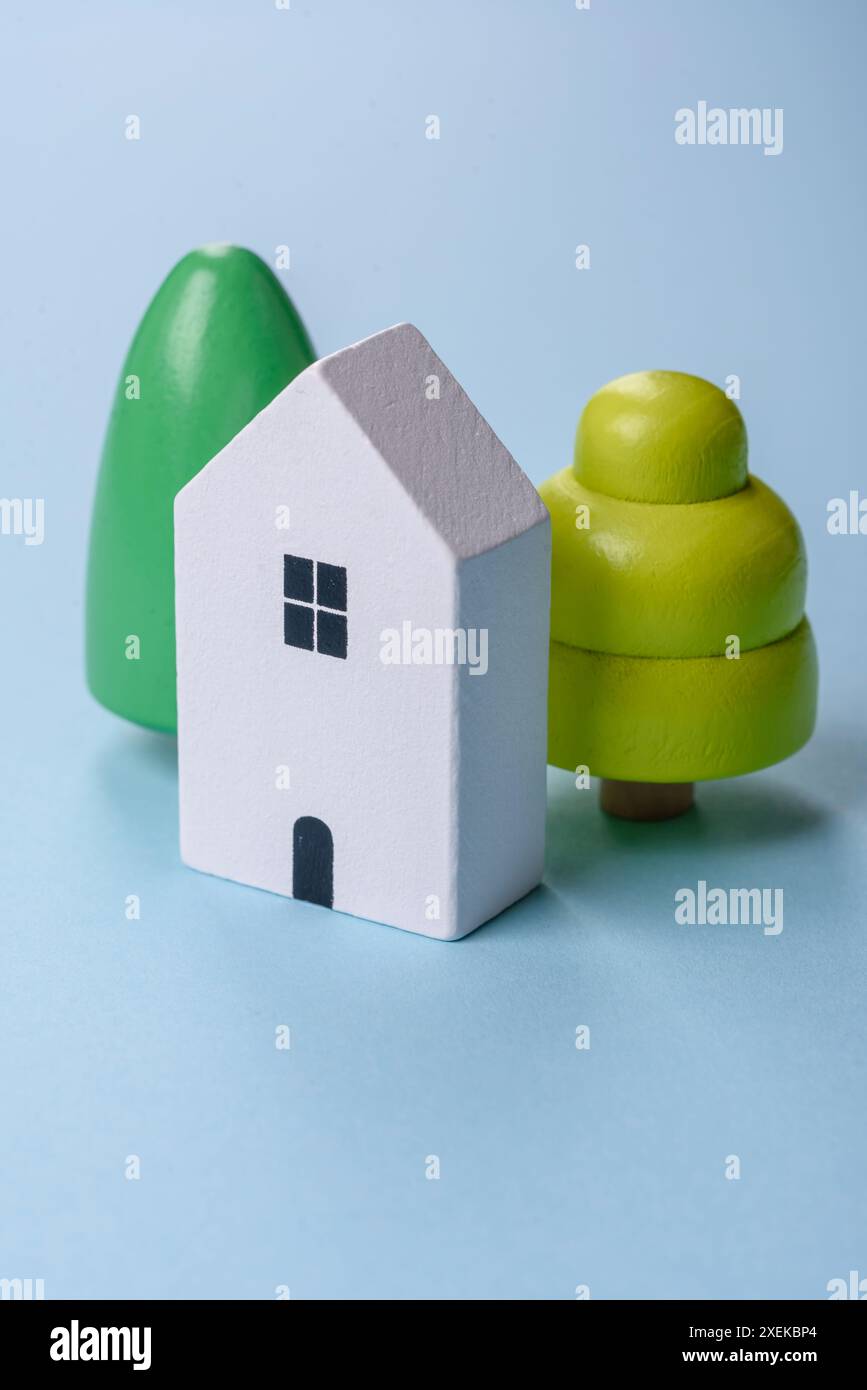Una piccola casa di legno e chiavi come idea per investire nella propria casa Foto Stock