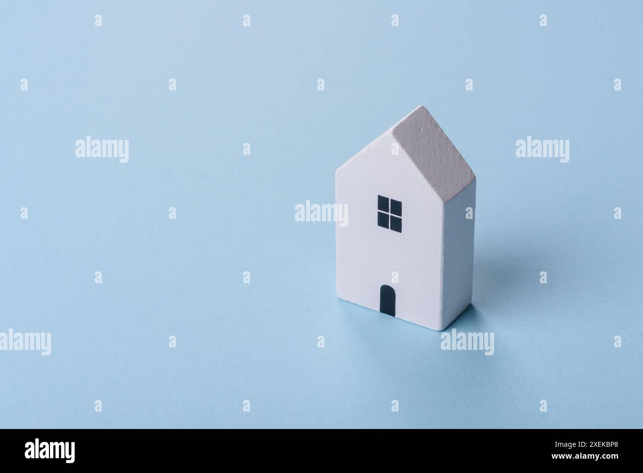 Una piccola casa di legno e chiavi come idea per investire nella propria casa Foto Stock