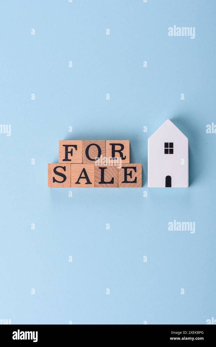 Una piccola casa di legno e chiavi come idea per investire nella propria casa Foto Stock