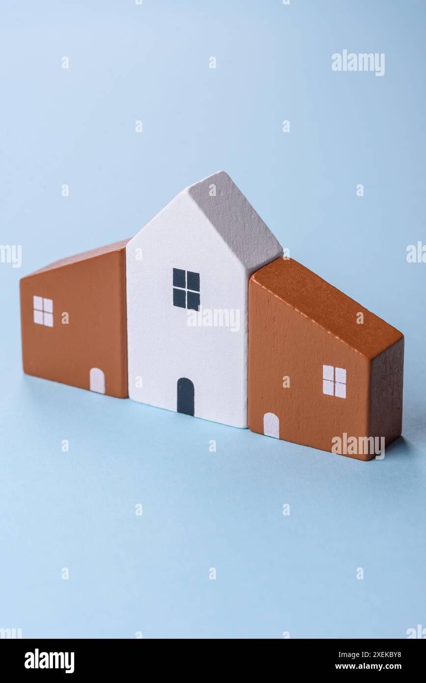 Una piccola casa di legno e chiavi come idea per investire nella propria casa Foto Stock