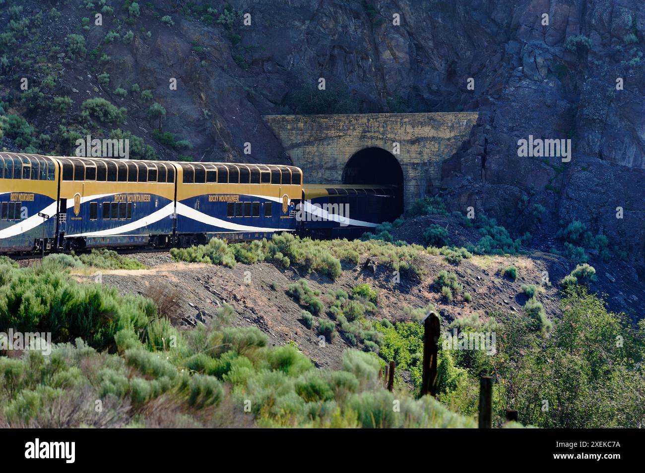 Kamloops, Canada - 22 giugno 2023: Treno Rocky Mountainee diretto ad un lungo tunnel Foto Stock