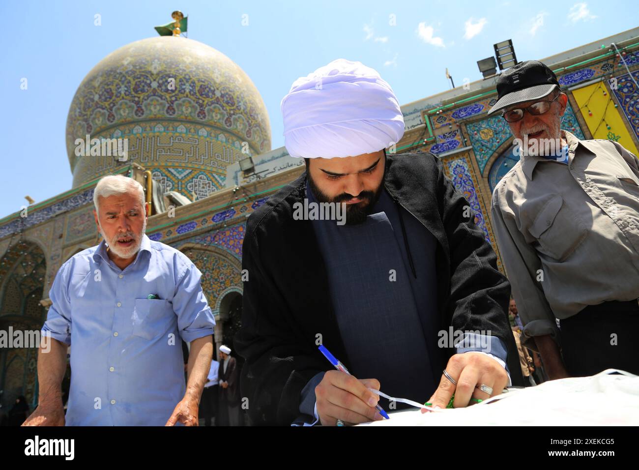 Ray, Teheran, Iran. 28 giugno 2024. Un chierico iraniano compila il suo voto durante le elezioni presidenziali anticipate del 2024 presso la stazione elettorale del Santuario Shah Abdol-Azim a Shahre Ray, nel sud di Teheran. Dopo l'incidente dell'elicottero che ha causato la morte del presidente conservatore Ebrahim Raisi, gli iraniani votano il 28 giugno per scegliere un nuovo presidente. Circa 61 milioni di iraniani sono eleggibili a partecipare alle elezioni. (Credit Image: © Rouzbeh Fouladi/ZUMA Press Wire) SOLO PER USO EDITORIALE! Non per USO commerciale! Foto Stock