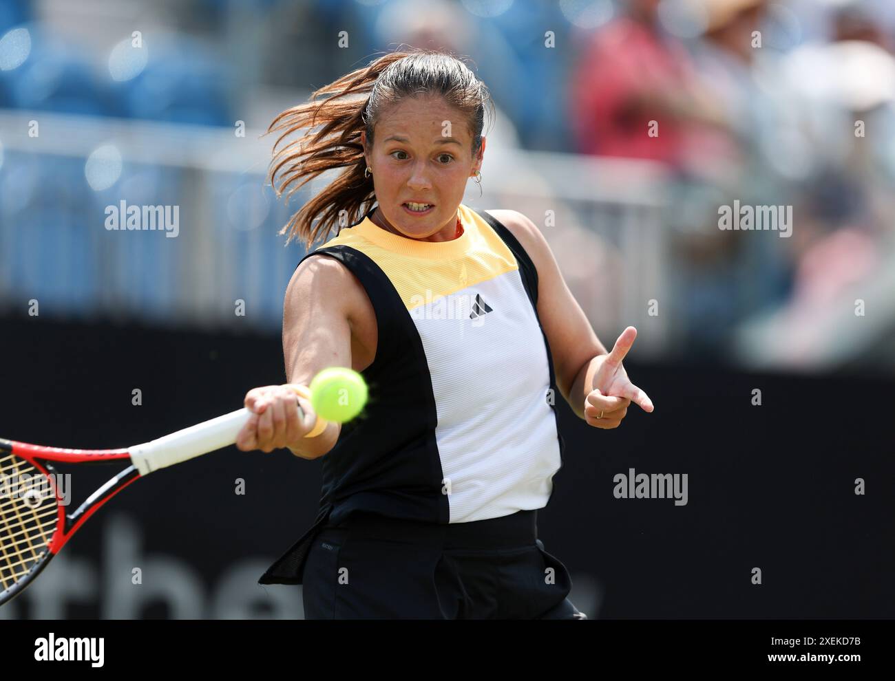 Daria Kasatkina in azione contro Jasmine Paolini (non nella foto) il settimo giorno del Rothesay International a Devonshire Park, Eastbourne. Data foto: Venerdì 28 giugno 2024. Foto Stock