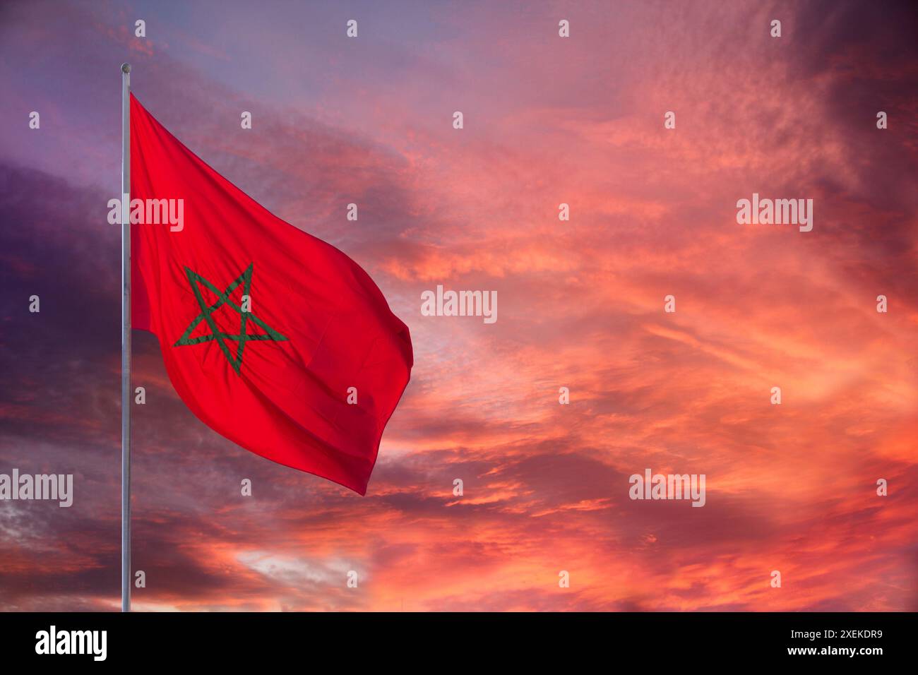 Bandiera marocchina rossa nazionale marocchina sventola un panno di seta contro il cielo, stella a cinque punte, edificio governativo, giornata dell'indipendenza, commercio globale, affari e cou Foto Stock