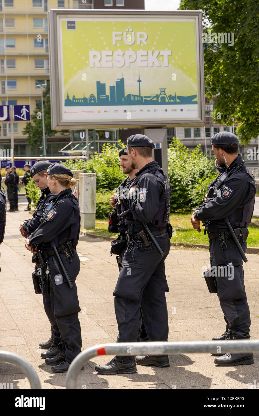 rund um die Grugahalle währen des AFD-Bundesparteitag 2024. 28.06.2024, EU, DEU, Deutschland, Nordrhein-Westfalen, Essen: rund um die Grugahalle währen des AFD-Bundesparteitag 2024. UE, DEU, Germania, Renania settentrionale-Vestfalia, Essen: Intorno a Grugahalle durante la conferenza del partito federale AFD 2024. Foto Stock