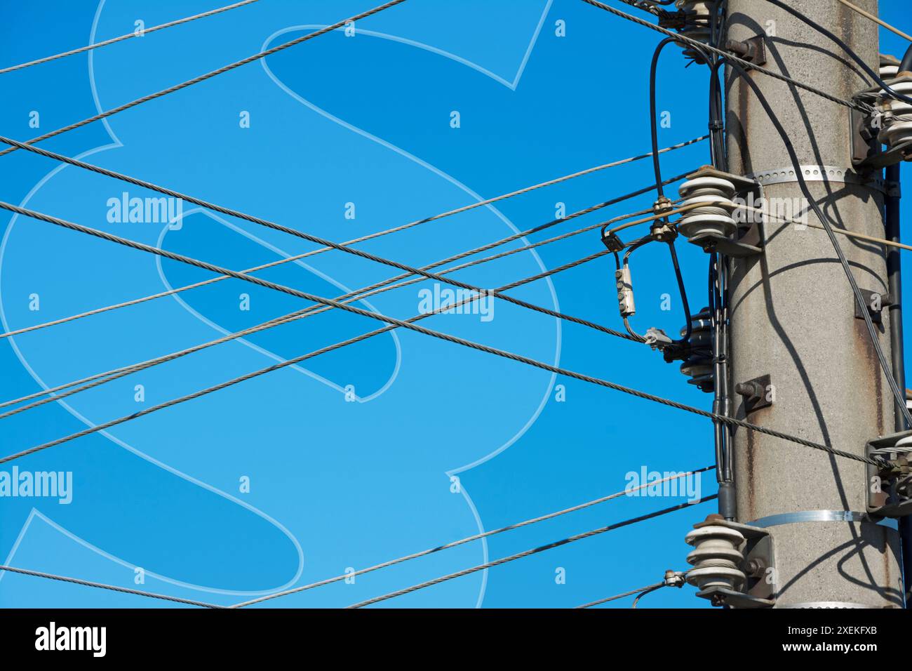 Strommast mit Paragrafensymbol im Hintergrund. Symbolbild zum Thema Strom und Recht. Foto Stock