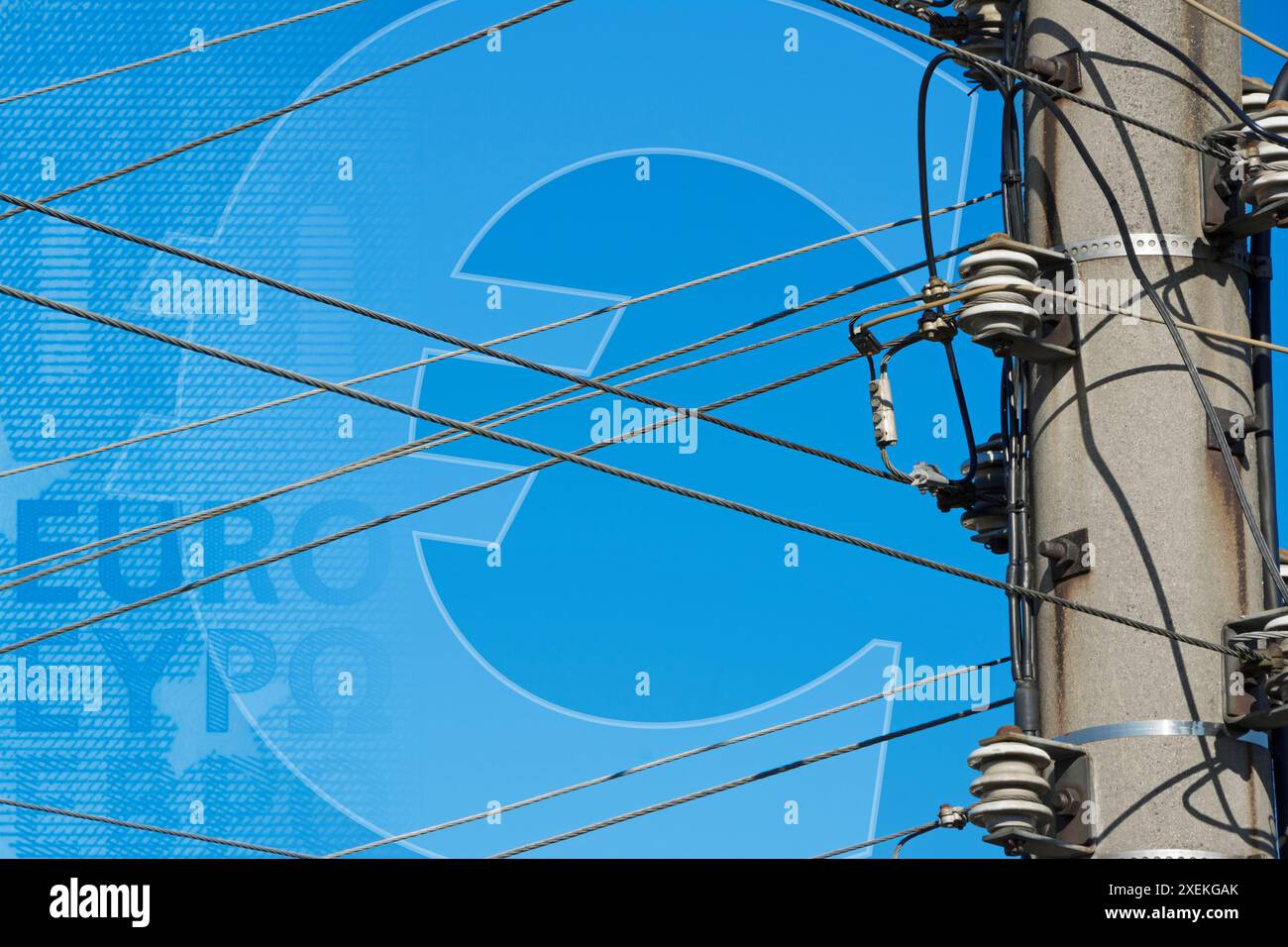 Strommast mit Eurosymbol im Hintergrund. Symbolbild zum Thema Strompreis/Stromkosten. Foto Stock