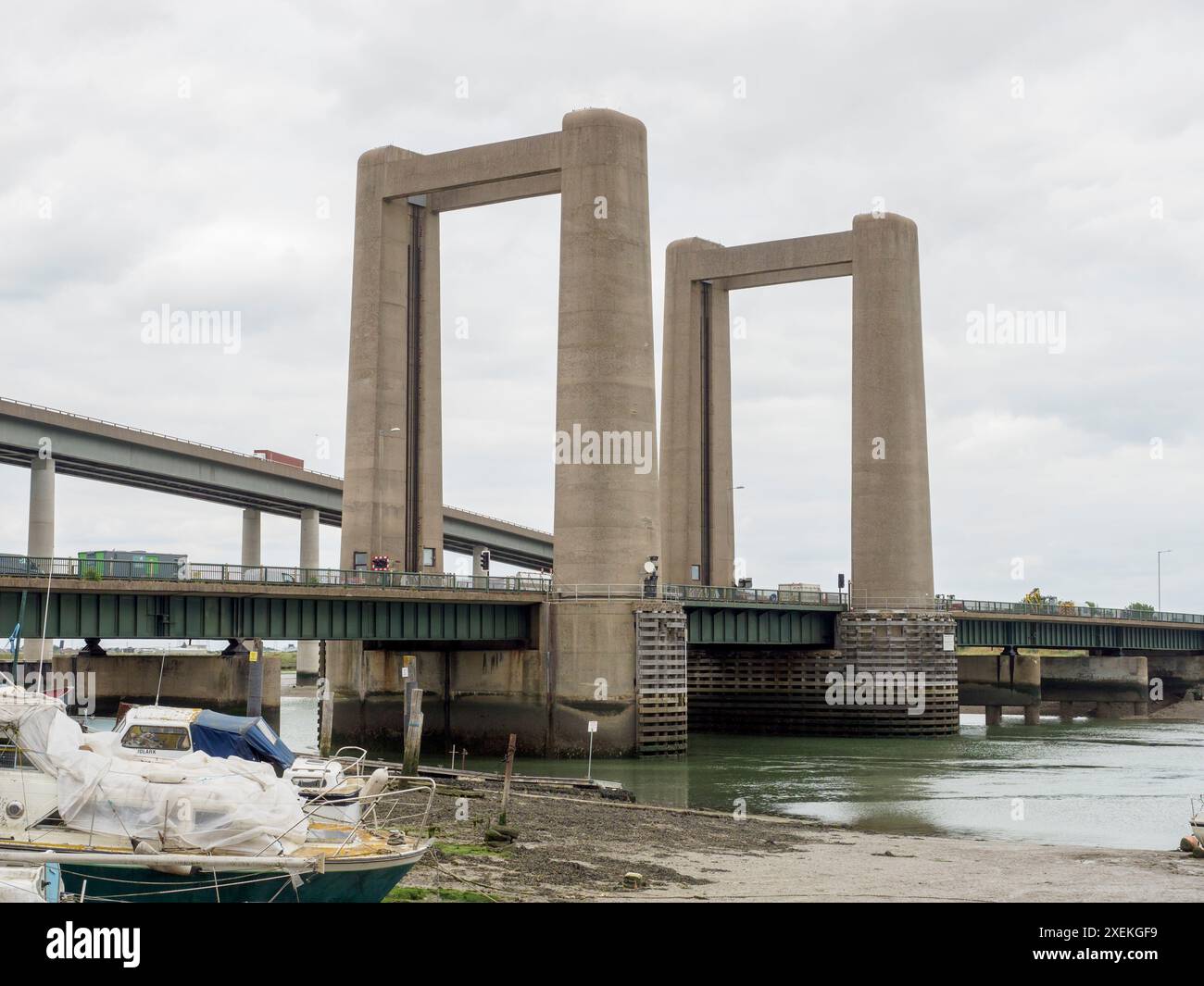 Sheerness, Kent, Regno Unito. 28 giugno 2024. Il Kingsferry Bridge di Kent è vicino a tutti gli utenti per 8 giorni a partire da stasera, che include spedizioni commerciali, yacht da diporto, treni, automobili, ciclisti e pedoni. La chiusura prolungata consente a Network Rail di sostituire 40 delle funi in acciaio utilizzate per sollevare il ponte che sono in esaurimento e devono essere urgentemente sostituite sul ponte aperto nel 1960. Il traffico stradale può utilizzare l'alternativa Sheppey Crossing, ma altri utenti dovranno utilizzare una navetta. Crediti: James Bell/Alamy Live News Foto Stock