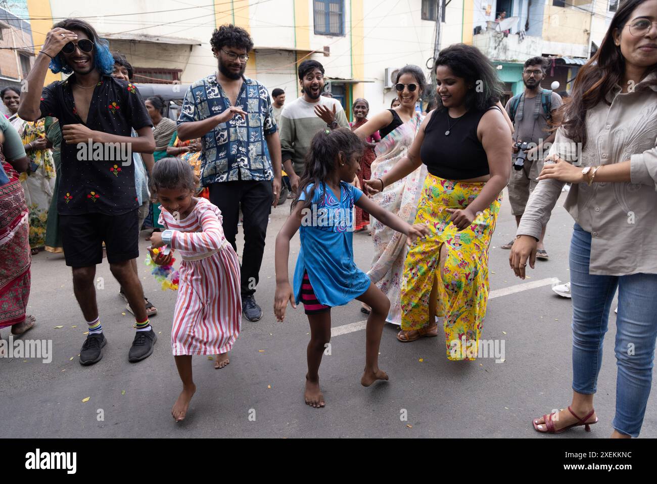 Chennai, Tamilnadu India - giugno 25 2023 : Vista posteriore del gruppo di persone con orgoglio bandiera arcobaleno e striscioni nella sfilata dell'orgoglio. Foto Stock