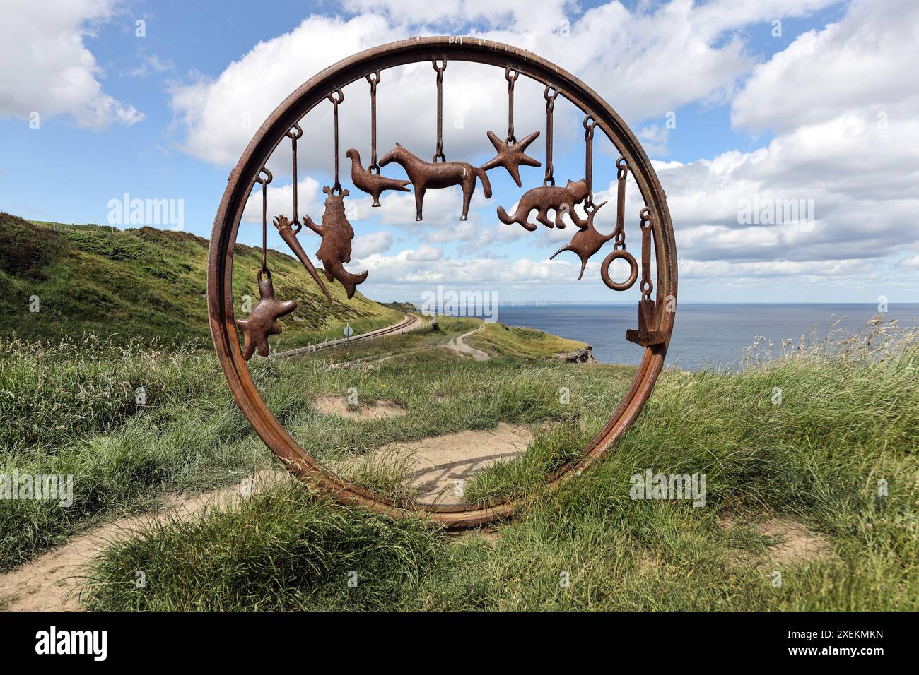 La scultura "Charm Bracelet" dell'artista Richard Farrington sul Cleveland Way Trail a Huntscliff vicino a Saltburn-by-the-Sea, Regno Unito Foto Stock