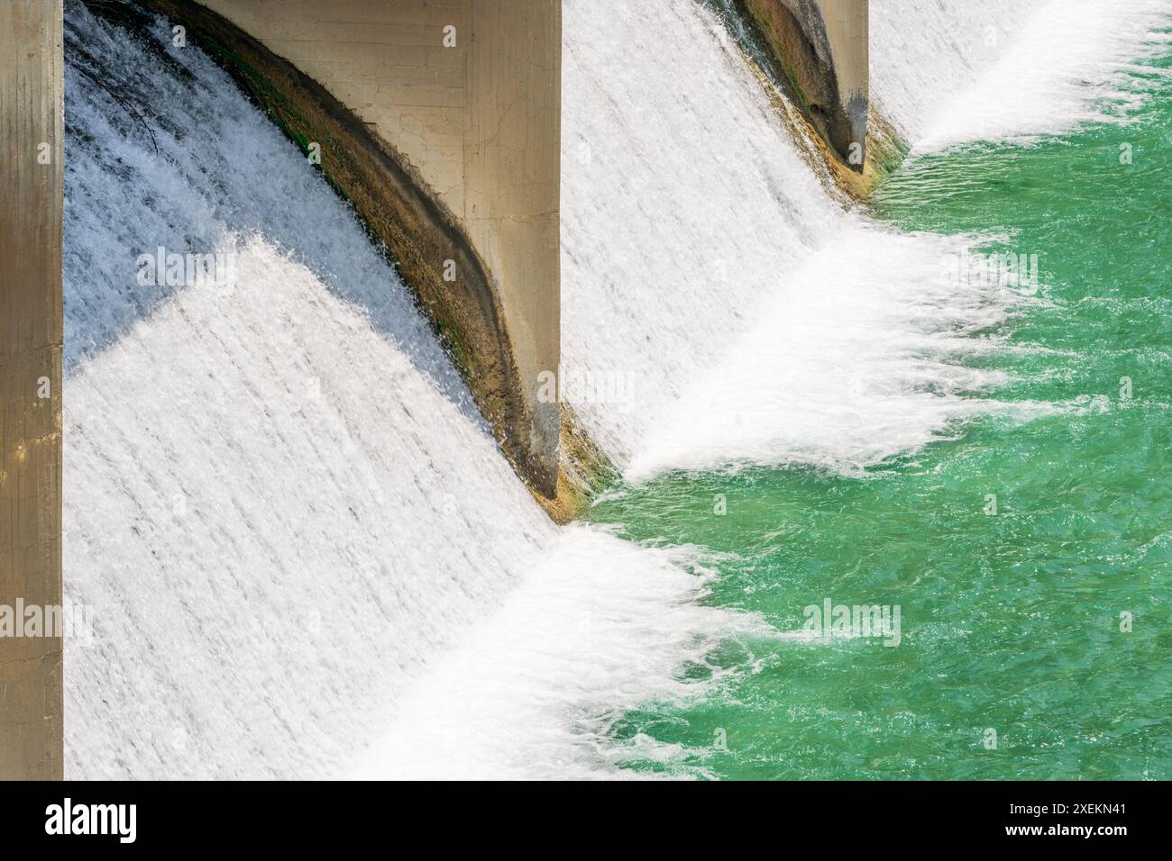 acqua rilasciata dalla centrale idroelettrica. Foto Stock