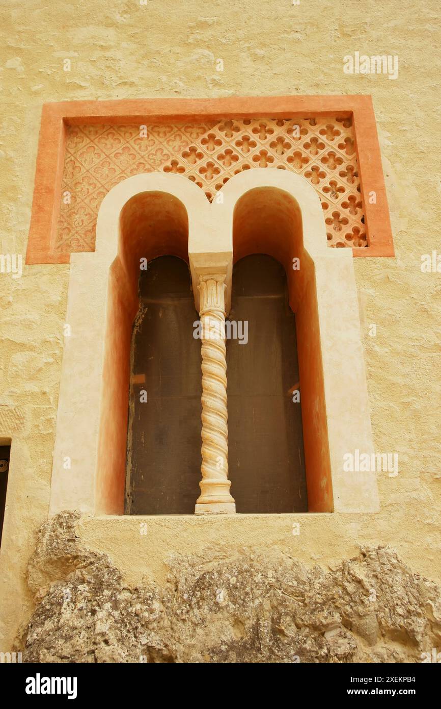 Sfondo delle finestre con colonna e arco in stile arabo Foto Stock