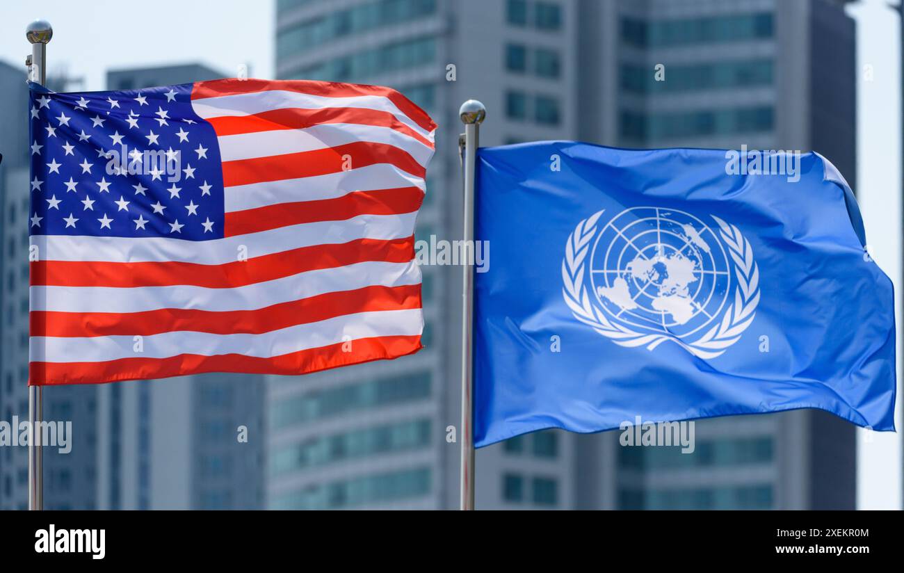 La bandiera delle Nazioni Unite e l'U. Bandiera S vista al Museo della Guerra di Seul. Foto Stock