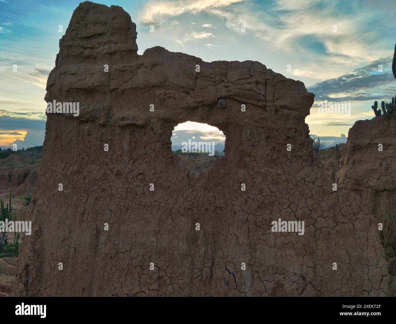 Le sensazionali sfumature di rosso e arancione delle formazioni del Desierto de la Tatacoa creano un incredibile contrasto con la vegetazione verde sparsa attraverso Foto Stock