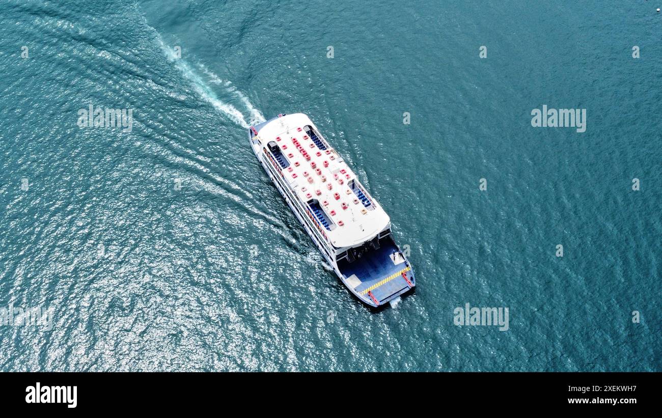 Lago di Garda, Italia - 26 giugno 2024: Escursione in barca della navigazione Laghi sul Lago di Garda in alto mare. Concetto di navigazione: Traghetti pubblici e barche, o navi con diversi percorsi intorno al lago per dare ai turisti e agli abitanti locali l'opportunità di esplorare il lago di Garda via acqua. *** Ausflugsschiff der navigazione Laghi am Gardasee auf hoher SEE. Konzept Schifffahrt - öffentliche Fähren und Boote, bzw. Schiffe mit verschiedenen Routen rund um den SEE, um Touristen und Einheimischen die Möglichkeit zu geben, den Gardasee auf dem Wasserweg zu erkunden. Foto Stock