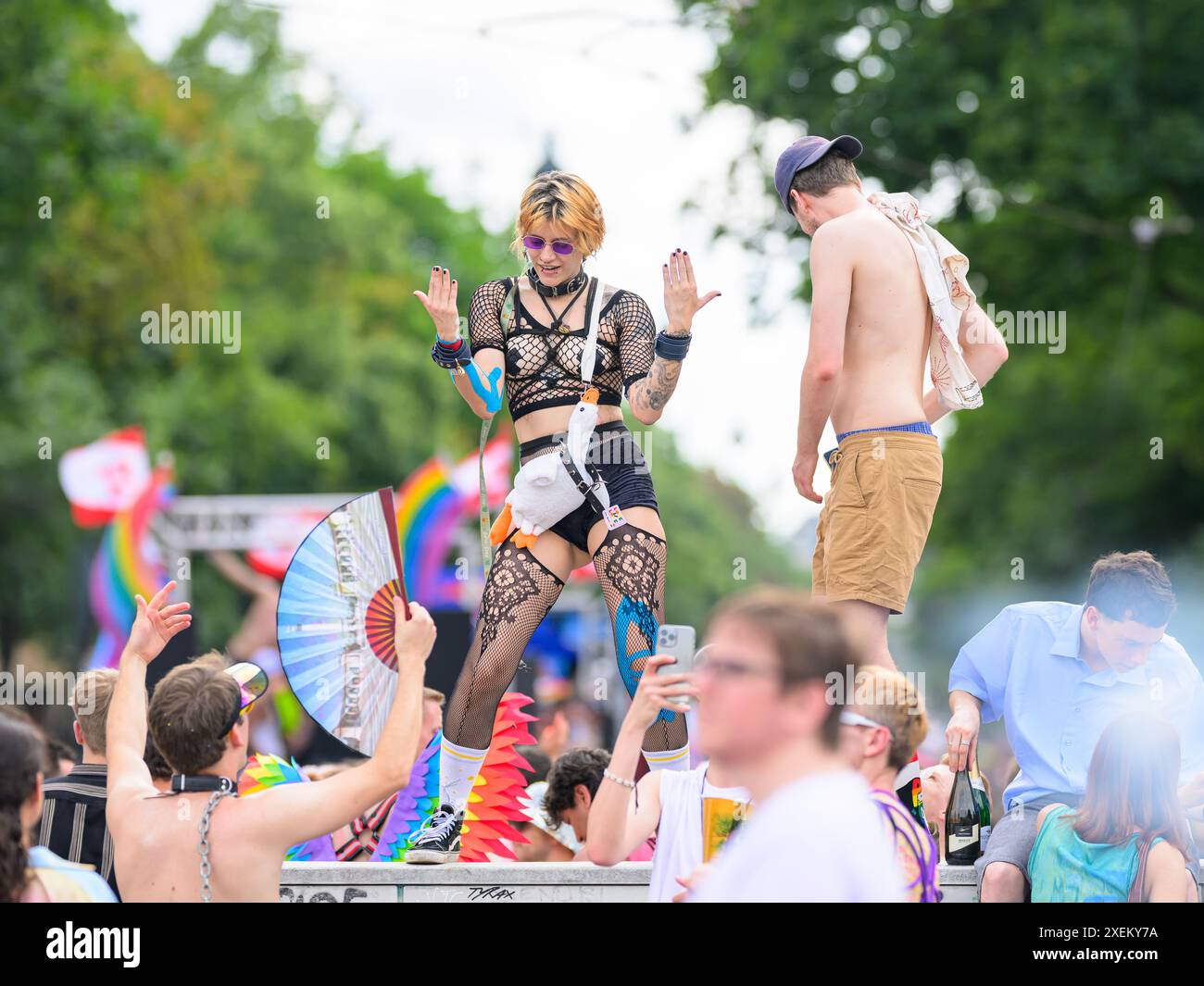 Vienna, Austria - 8 giugno 2024: Persone al Vienna Pride in estate sulla Wiener Ringstrasse, donna che danzava per strada Foto Stock