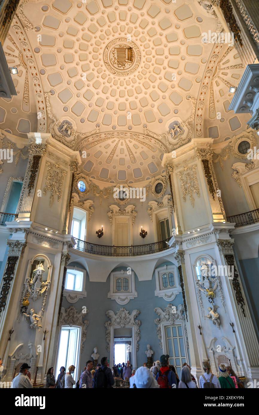 Un soffitto ornato all'interno del Palazzo Borromeo o Palazzo Borromeo sull'Isola bella, una delle isole Borromee del Lago maggiore nell'Italia settentrionale Foto Stock