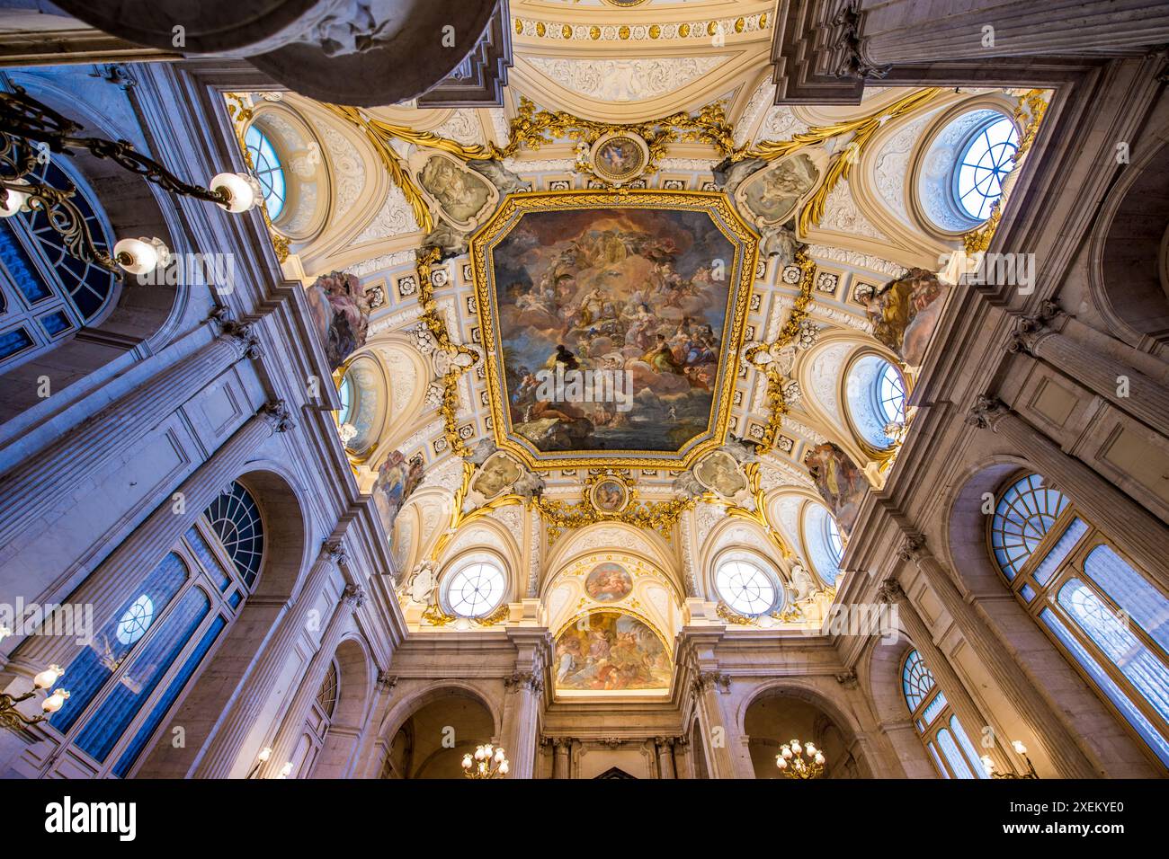 Affreschi a soffitto nell'ingresso principale del Palazzo reale, Madrid, Spagna. Foto Stock