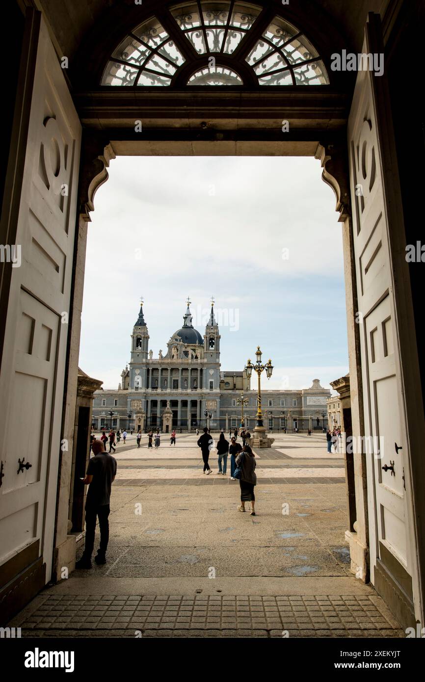 Porta principale del cortile del Palazzo reale con la Cattedrale di Almudena, Madrid, Spagna. Foto Stock