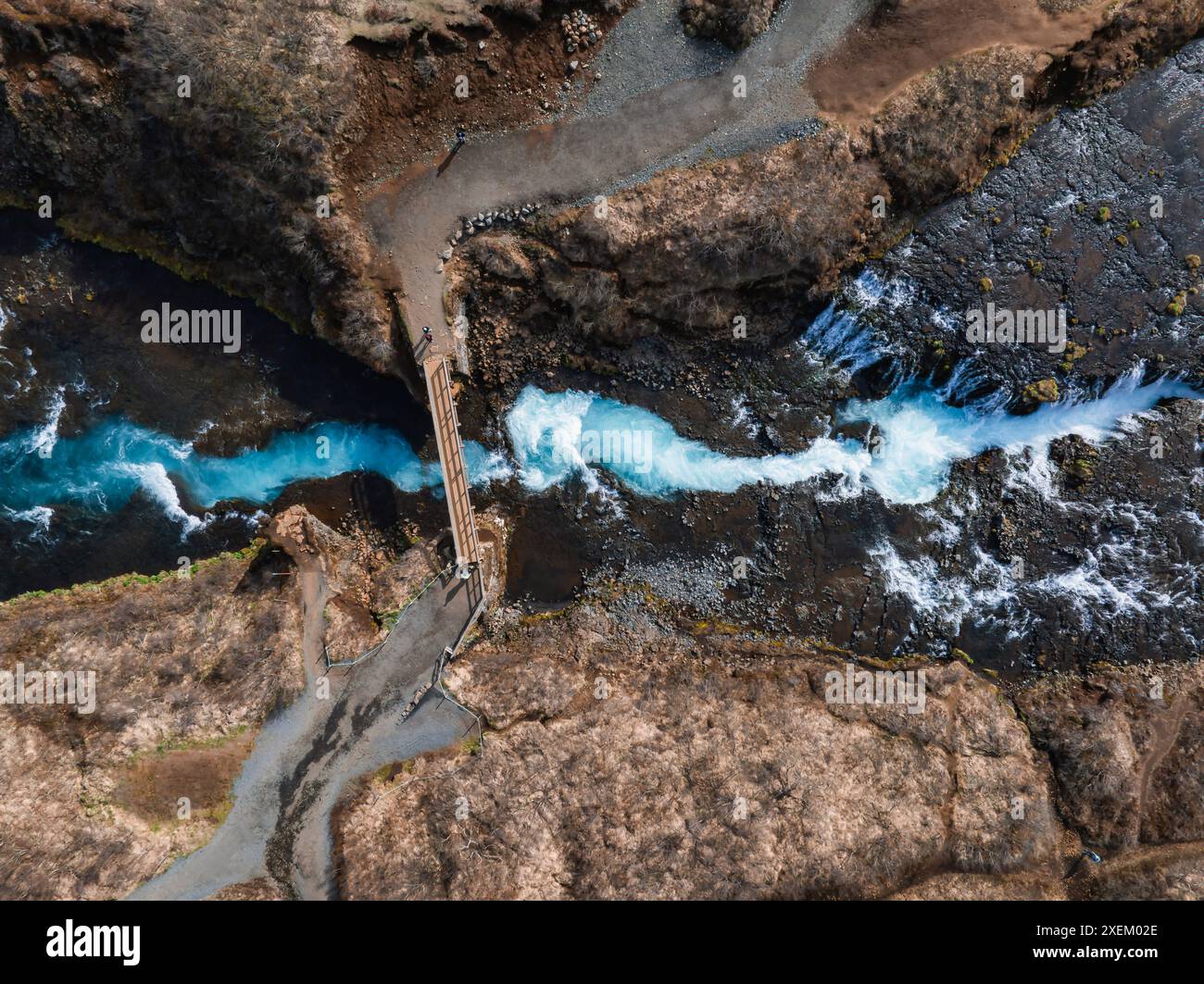 Maestosa vista aerea estiva della cascata Bruarfoss. La cascata Icelands Bluest. Foto Stock