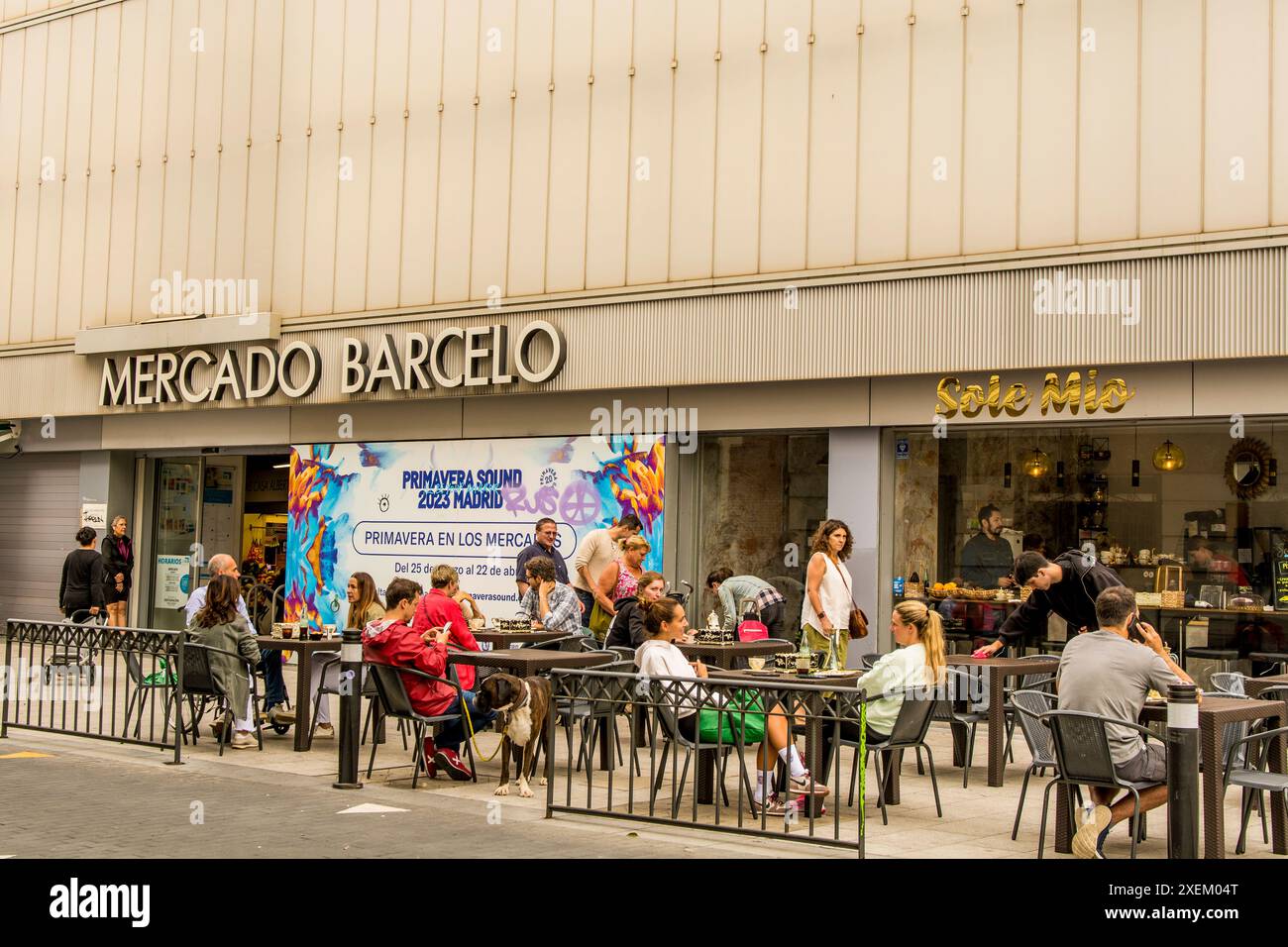 Mercato Mercado Barcelo nel centro di Madrid, Spagna. Foto Stock