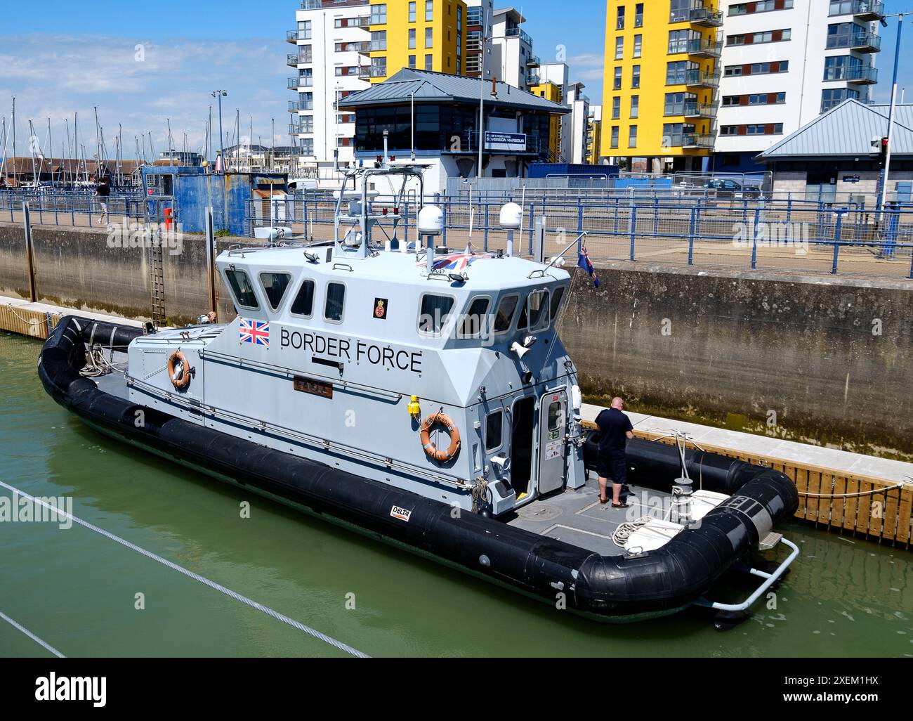 La nave della forza di confine "Eagle" attraversa la chiusa per entrare nel molo di Sovereign a Eastbourne, East Sussex Foto Stock