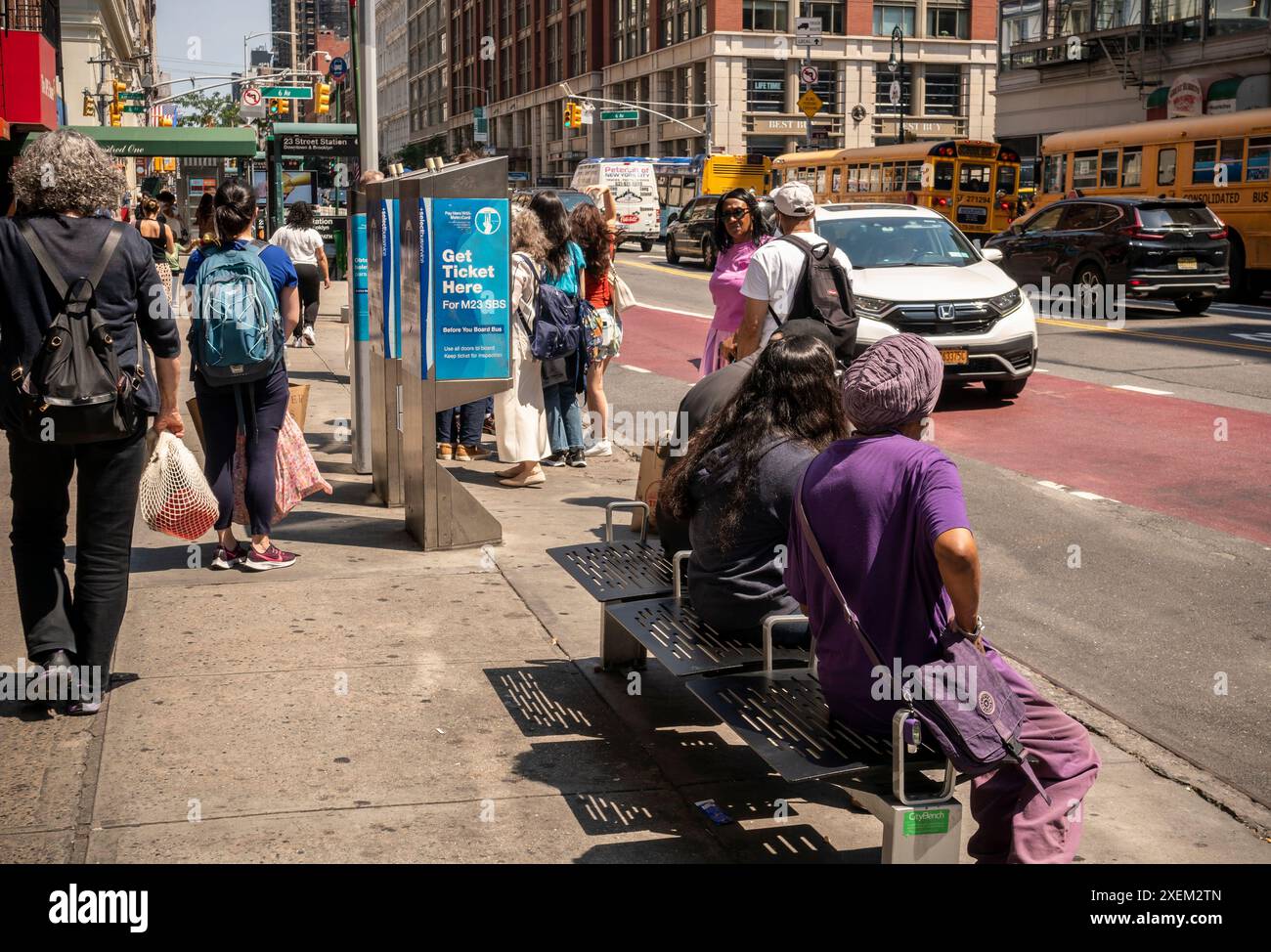 Martedì 18 giugno 2024, i passeggeri attendono un autobus Select Bus Service MTA nel quartiere Chelsea a New York. (© Richard B. Levine) Foto Stock