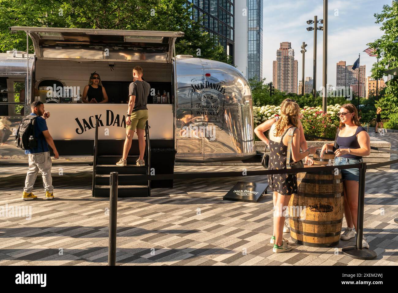 I visitatori assaggiano campioni da un trailer di Airstream convertito all'attivazione del marchio Jack Daniel a Hudson Yards a New York mercoledì 19 giugno 2024. (© Richard B. Levine) Foto Stock