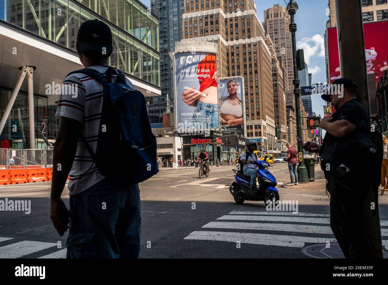 Pubblicità per Wegovy (semaglutide) e altre iniezioni di perdita di peso fuori Penn Station a New York martedì 25 giugno 2024. (© Richard B. Levine) Foto Stock