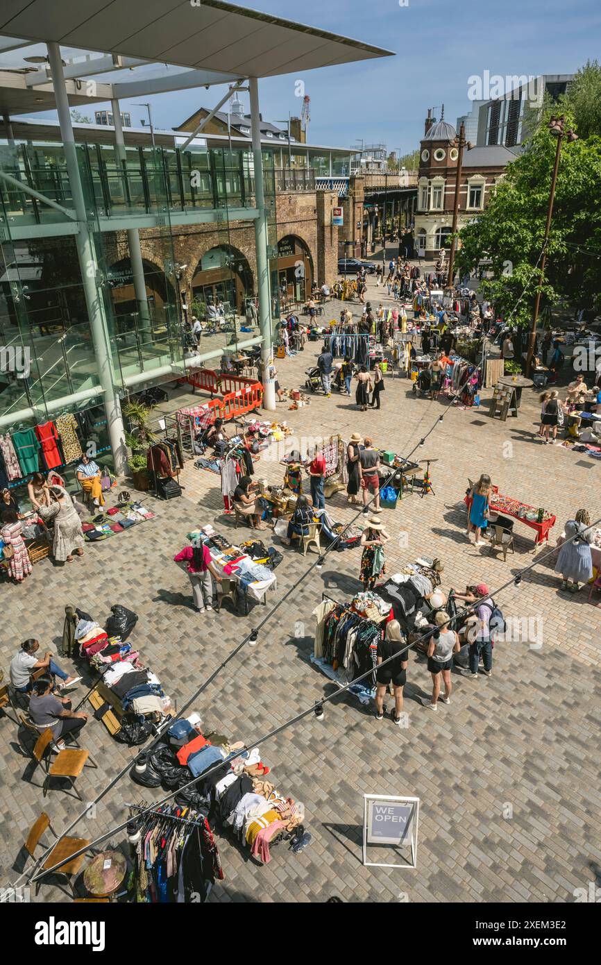 Clienti che fanno acquisti presso Deptford Market Yard, Deptford, Londra, Regno Unito; Londra, Inghilterra Foto Stock