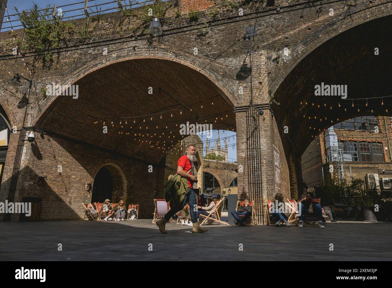 Posti a sedere al sole al Borough Market, London Bridge, Londra, Regno Unito; Londra, Inghilterra Foto Stock