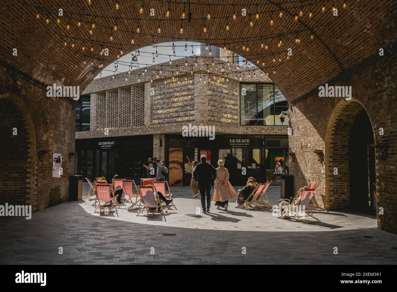 Posti a sedere al sole al Borough Market, London Bridge, Londra, Regno Unito; Londra, Inghilterra Foto Stock