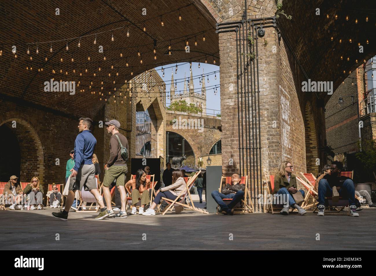 Seduti al sole al Borough Market, London Bridge, Londra, Regno Unito; Londra, Inghilterra Foto Stock