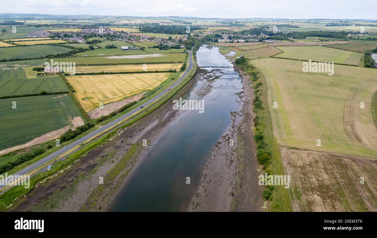 Vista aerea del fiume Coquet a Amble e del castello di Warkworth in lontananza, Northumberland, Inghilterra. Foto Stock