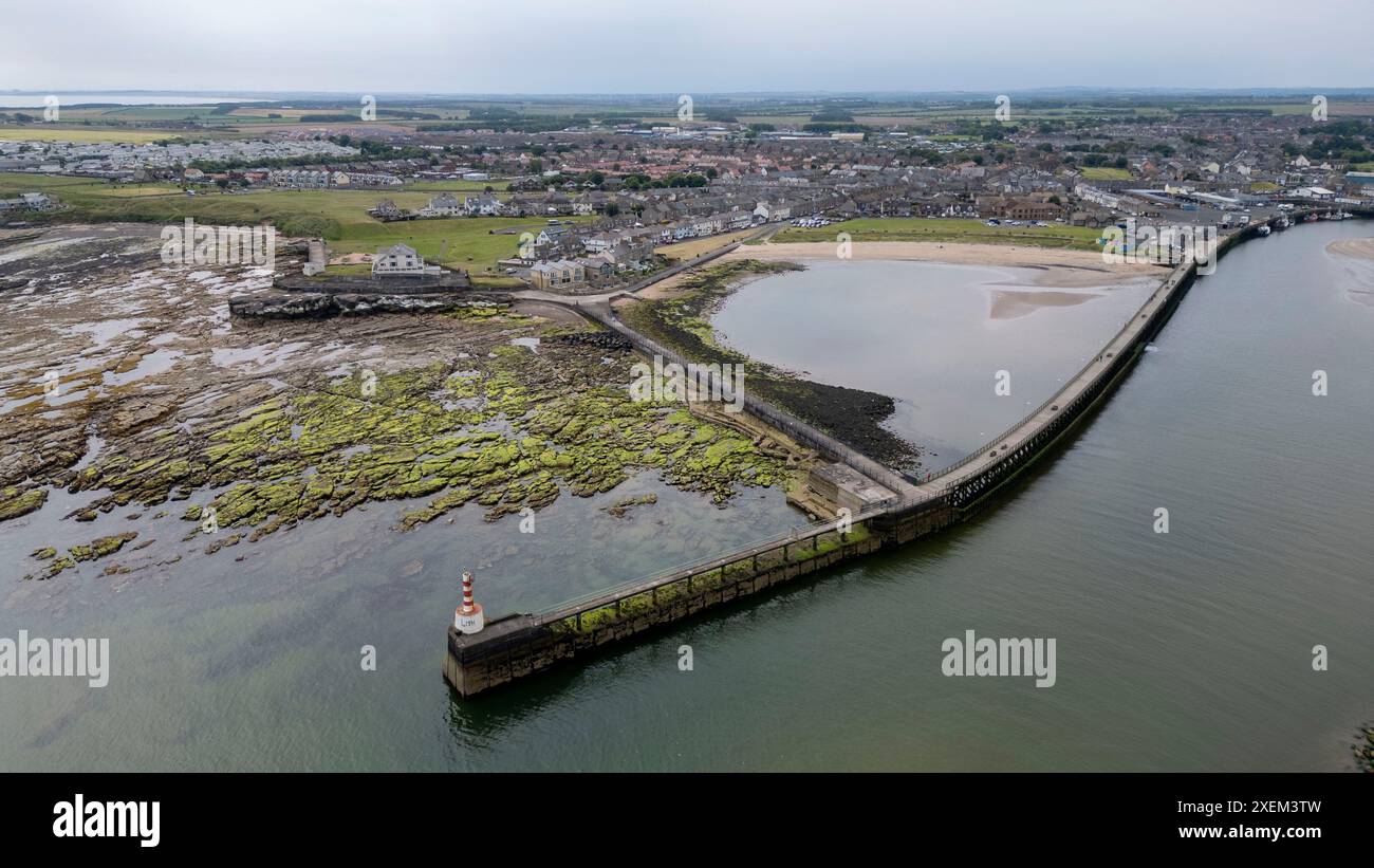 Vista aerea dell'estuario del fiume Coquet, Amble, Northumberland, Inghilterra. Foto Stock