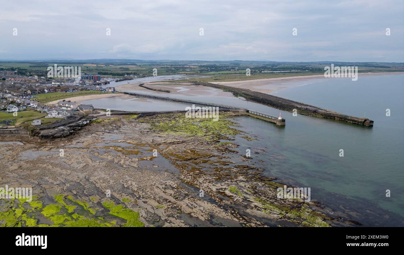 Vista aerea dell'estuario del fiume Coquet, Amble, Northumberland, Inghilterra. Foto Stock