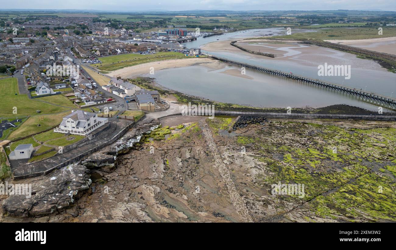 Vista aerea dell'estuario del fiume Coquet, Amble, Northumberland, Inghilterra. Foto Stock