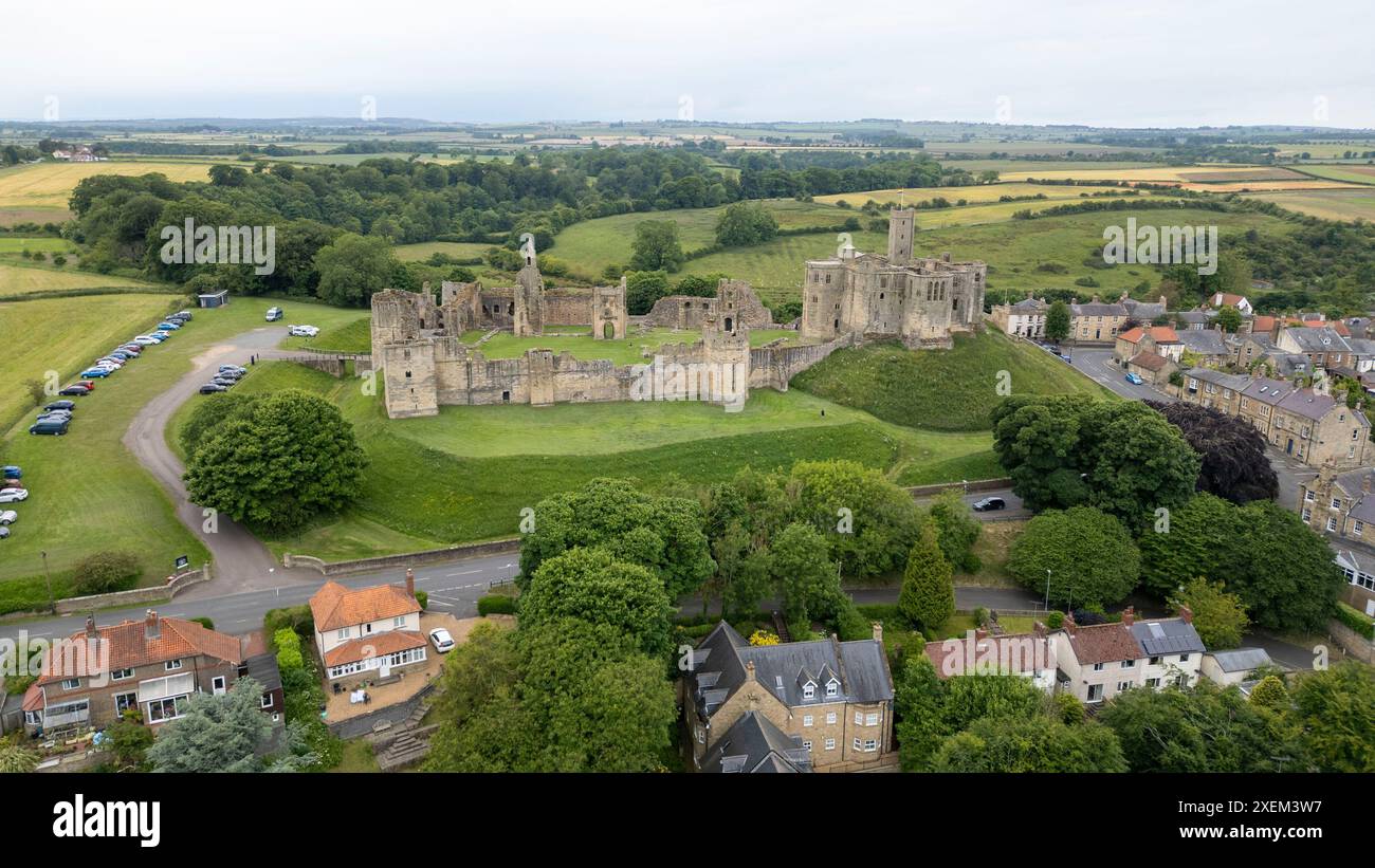 Vista aerea del castello di Warkworth sulle rive del fiume Coquet, Warkworth, Northumberland, Inghilterra. Foto Stock