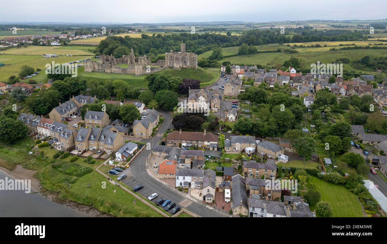 Vista aerea del castello di Warkworth sulle rive del fiume Coquet, Warkworth, Northumberland, Inghilterra. Foto Stock