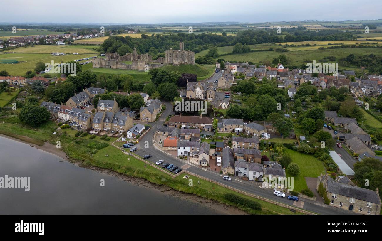 Vista aerea del castello di Warkworth sulle rive del fiume Coquet, Warkworth, Northumberland, Inghilterra. Foto Stock