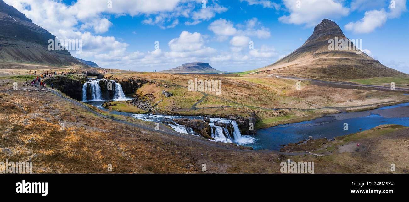 Vista aerea del monte Kirkjufell e della cascata Kirkjufellsfoss in Islanda Foto Stock